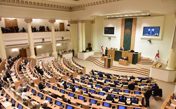 Парламент рассматривает законопроект финансирования партий