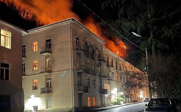 В оккупированной Гагре пожары приблизились к жилым домам