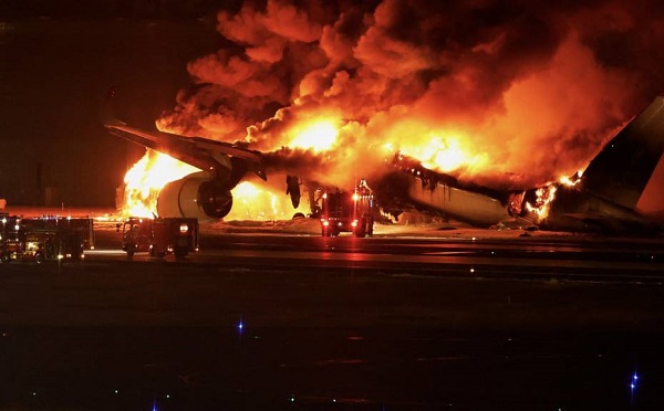Самолет береговой охраны разбился в японском аэропорту Ханэда, погибли пять человек