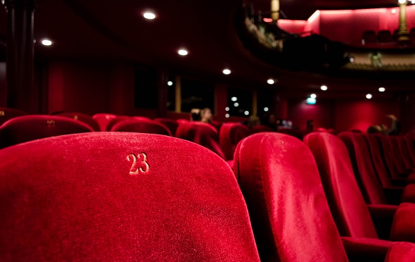 Открытие театров, кинотеатров и детских развлекательных центров отложили до 1 ноября