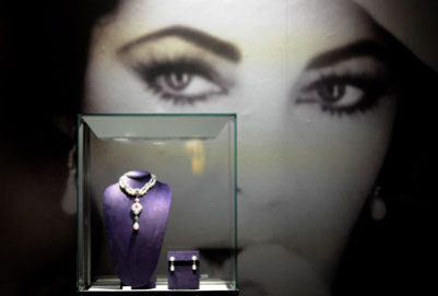 В Нью-Йорке открывается выставка и аукцион уникальных украшений Элизабет Тейлор
