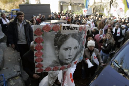 Сторонники Юлии Тимошенко сломали ворота Апелляционного суда
