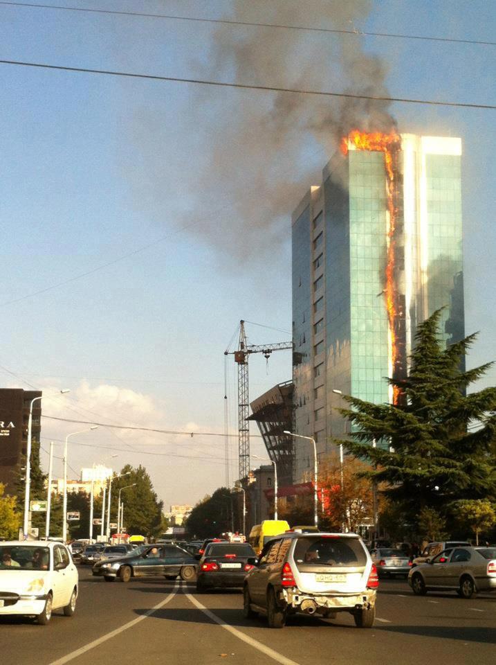 В центре Тбилиси охвачено огнем центральное здание «Либерти банк»