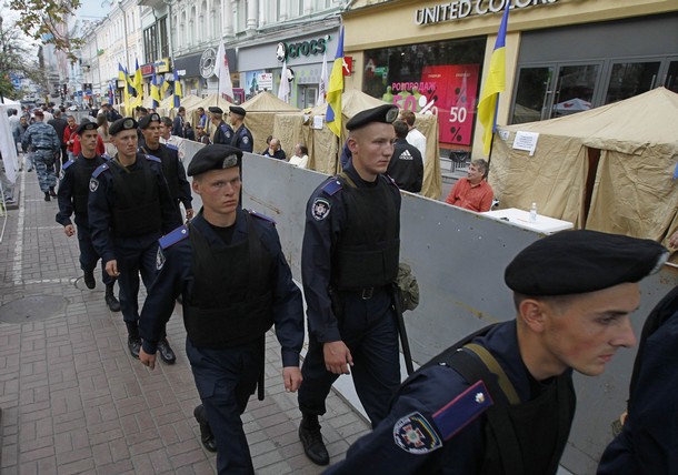 В центре Киева милиция оцепила палаточный городок оппозиции