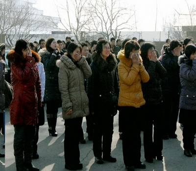 Северная Корея погрузилась в траур - люди оплакивают на улицах своего лидера