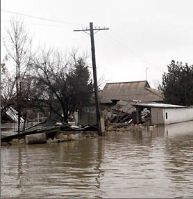 В Западной Грузии прорвало дамбу - спасатели борются с наводнением 