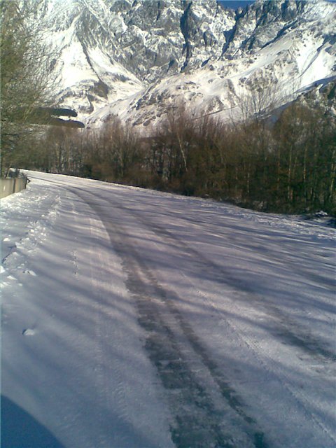 Снегопад ограничил движение на ряде автодорог Грузии