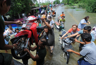 Тысячи жителей Таиланда находятся на грани самоубийства из-за наводнения