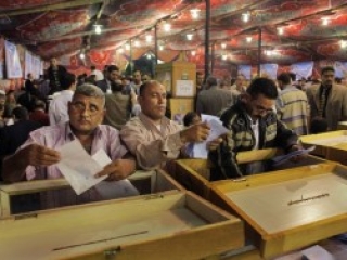 На парламентских выборах в Египте выстроились огромные очереди к избирательным урнам