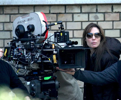 Дебют режиссера Анджелины Джоли вызвал скандал в Сербии, но одобрен продюсерами