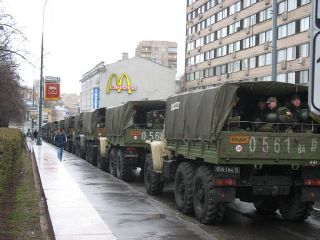 Внутренние войска России направляются в Москву для обеспечения порядка