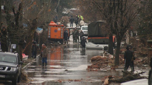 Прорвавшая плотина затопила деревню в Болгарии